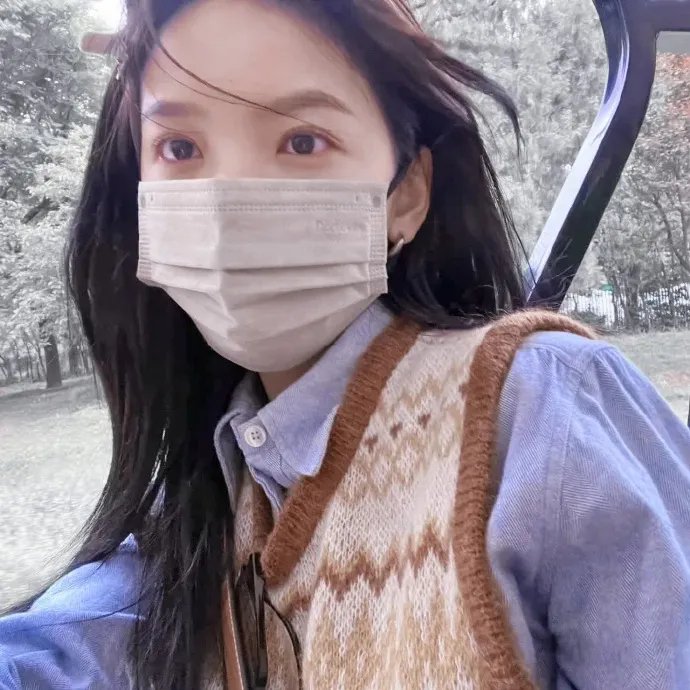 穿风信子蓝的少女